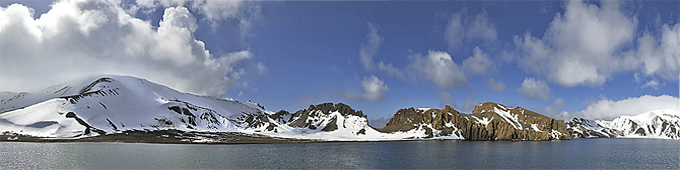 La côte à l'intérieur du volcan - Whalers Bay - Deception Island - ANTARCTIQUE