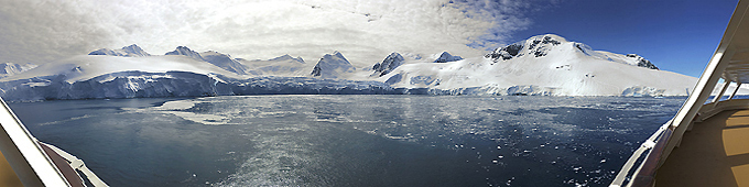 Panoramique de la baie depuis la plage arrière du MS Midnatsol - Brabant Island - ANTARCTIQUE