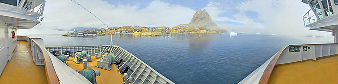 Splendide panorama dans la brume matinale - Uummannaq - GROENLAND