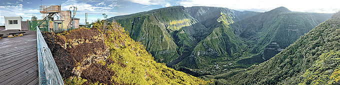Panorama en surplomb de la vallée encaissée de la rivière des Remparts - La Réunion