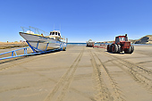 Bateaux échoués sur le sable de "Porto Piramides" pour la rencontre avec les baleines - Puerto Madryn - Péninsule Valdés - ARGENTINE