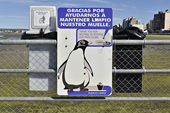 Affichette à côté des poubelles pour la protection des animaux - Puerto Madryn - Péninsule Valdés - ARGENTINE