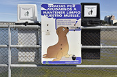 Affichette à côté des poubelles pour la protection des animaux - Puerto Madryn - Péninsule Valdés - ARGENTINE