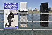 Affichette à côté des poubelles pour la protection des animaux - Puerto Madryn - Péninsule Valdés - ARGENTINE