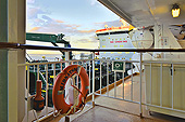 Le MS Midnatsol et le ravitailleur en fuel "Marlin Monrovia" bord à bord