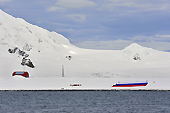 Des passagers russes déploient le plus grand drapeau russe (50 mètres sur 30 mètres) pour figurer sur le "Guinness Book" - Half Moon Island - SHETLAND DU SUD