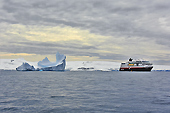 Le MS Midnatsol au mouillage près d'un iceberg - Half Moon Island - SHETLAND DU SUD