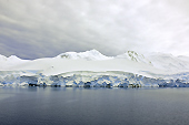 Le littoral escarpé de l'île - Brabant Island - ANTARCTIQUE