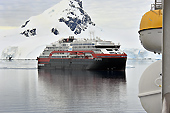 Le MS Roald Amundsen se rapproche du MS Midnatsol - Brabant Island - ANTARCTIQUE