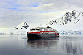 Le MS Roald Amundsen se rapproche du MS Midnatsol - Brabant Island - ANTARCTIQUE
