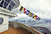 Pavillons de l'alphabet à la proue du MS Midnatsol - Brabant Island - ANTARCTIQUE