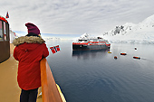 Passagère regardant le MS Roald Amundsen - Brabant Island - ANTARCTIQUE