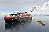 Discours du capitaine devant les embarcations polaires rassemblées autour du MS Roald Amundsen - Brabant Island - ANTARCTIQUE