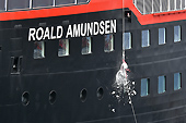 Pour le baptème du MS Roald Amundsen, son capitaine casse un bloc de glace sur l'étrave de son navire - Brabant Island - ANTARCTIQUE