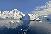 Le littoral escarpé de l'île - Brabant Island - ANTARCTIQUE