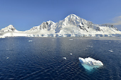 Le littoral escarpé de l'île - Brabant Island - ANTARCTIQUE