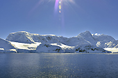 Le littoral escarpé de l'île - Brabant Island - ANTARCTIQUE