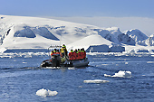 Une autre embarcation polaire nous devance - Orne Harbour - ANTARCTIQUE