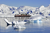 Le MS Midnatsol au milieu des icebergs, bourguignons et brash-ices - Orne Harbour - ANTARCTIQUE