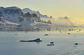 Au crépuscule nous repartons vers une nouvelle destination - Orne Harbour - ANTARCTIQUE