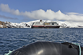 Retour sur le MS Midnatsol au mouillage au centre de la caldeira du volcan - Whalers Bay - Deception Island - ANTARCTIQUE