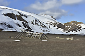 Restes d'une toiture et d'une barque ensevelies lors de l'éruption du volcan en 1969 - Whalers Bay - Deception Island - ANTARCTIQUE