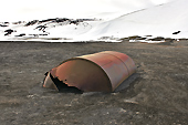 Restes d'un réservoir enseveli lors de l'éruption du volcan en 1969 - Whalers Bay - Deception Island - ANTARCTIQUE