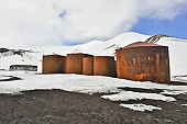 Anciens réservoirs à graisse utilisés par les baleiniers - Whalers Bay - Deception Island - ANTARCTIQUE
