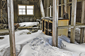 Intérieur d'un baraquement des anciens baleiniers norvégiens - Whalers Bay - Deception Island - ANTARCTIQUE