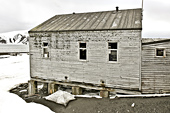 "Biscoe House" Dortoir des baleiniers lorsque la base baleinière norvégienne était en activité - Whalers Bay - Deception Island - ANTARCTIQUE