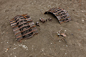 Restes d'un tracteur enseveli lors de l'éruption du volcan en 1969 - Whalers Bay - Deception Island - ANTARCTIQUE
