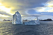 Derniers icebergs sur notre route pour un adieu à l'Antarctique - Whalers Bay - Deception Island - ANTARCTIQUE