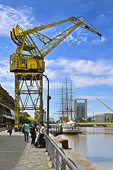 Ancienne grue dans le quartier portuaire réaménagé - Puerto Madero - Buenos Aires - ARGENTINE