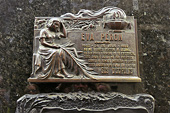 Plaque de "María Eva Duarte de Perón" "Évita" (1919-1952) sur le mausolée de la famille "Duarte" - Buenos Aires - ARGENTINE