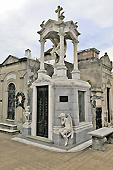 Mausolée avec la statue d'un ange dans le cimetière de Recoleta - Buenos Aires - ARGENTINE