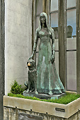 Tombe de "Liliana Crociati de Szaszak" décédée à 26 ans en Autriche et de son chien "Sabú" le même jour à Buenos Aires - Sculpture de "Wieredo Viladrich" - Recoleta - Buenos Aires - ARGENTINE