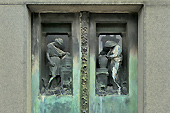 Bas-relief sur la tombe de "Affranchino Vivanco" - Cimetière de Recoleta - Buenos Aires - ARGENTINE