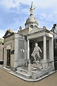 Statue en marbre blanc d'un immigrant sortant du mausolée de la famille "Roverano" - Cimetière de Recoleta - Buenos Aires - ARGENTINE