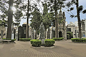 Mausolées et statue d'un Christ agé dans le cimetière de Recoleta - Buenos Aires - ARGENTINE