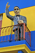 Du monde au balcon - Figurine du chanteur "Carlos Gardel" saluant la foule - La Boca - Caminito - Buenos Aires - ARGENTINE