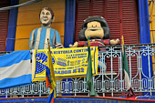 Du monde au balcon - Mafalda et un joueur du stade de la Boca - La Boca - Caminito - Buenos Aires - ARGENTINE