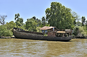 Épave dans un cimetière de bateau - Delta du Tigre - ARGENTINE