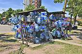 Bombonnes d'eau potable, les habitations ne possèdent ni eau, ni électricité - Delta du Tigre - ARGENTINE