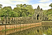 Le "Tonle Om Gate", pont et porte sud pour pénétrer dans la cté d'Angkor Thom - Cambodge