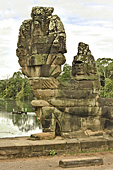 De chaque côté du pont les gardiens de la cité d’Angkor Thom surveillent la porte "Tonle Om Gate" - Cité d'Angkor Thom - Cambodge