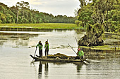 Sampan dans la douve à côté de la porte sud - Cité d'Angkor Thom - Cambodge