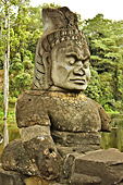 De chaque côté du pont les gardiens de la cité d’Angkor Thom surveillent la porte, à droite des démons grimaçants, les "Asuras" - Cité d'Angkor Thom - Cambodge