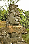 De chaque côté du pont les gardiens de la cité d’Angkor Thom surveillent la porte, à droite des démons grimaçants, les "Asuras" - Cité d'Angkor Thom - Cambodge