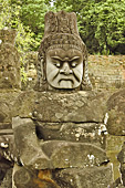 De chaque côté du pont les gardiens de la cité d’Angkor Thom surveillent la porte, à droite des démons grimaçants, les "Asuras" - Cité d'Angkor Thom - Cambodge