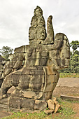De chaque côté du pont les gardiens de la cité d’Angkor Thom surveillent la porte "Tonle Om Gate" - Cité d'Angkor Thom - Cambodge